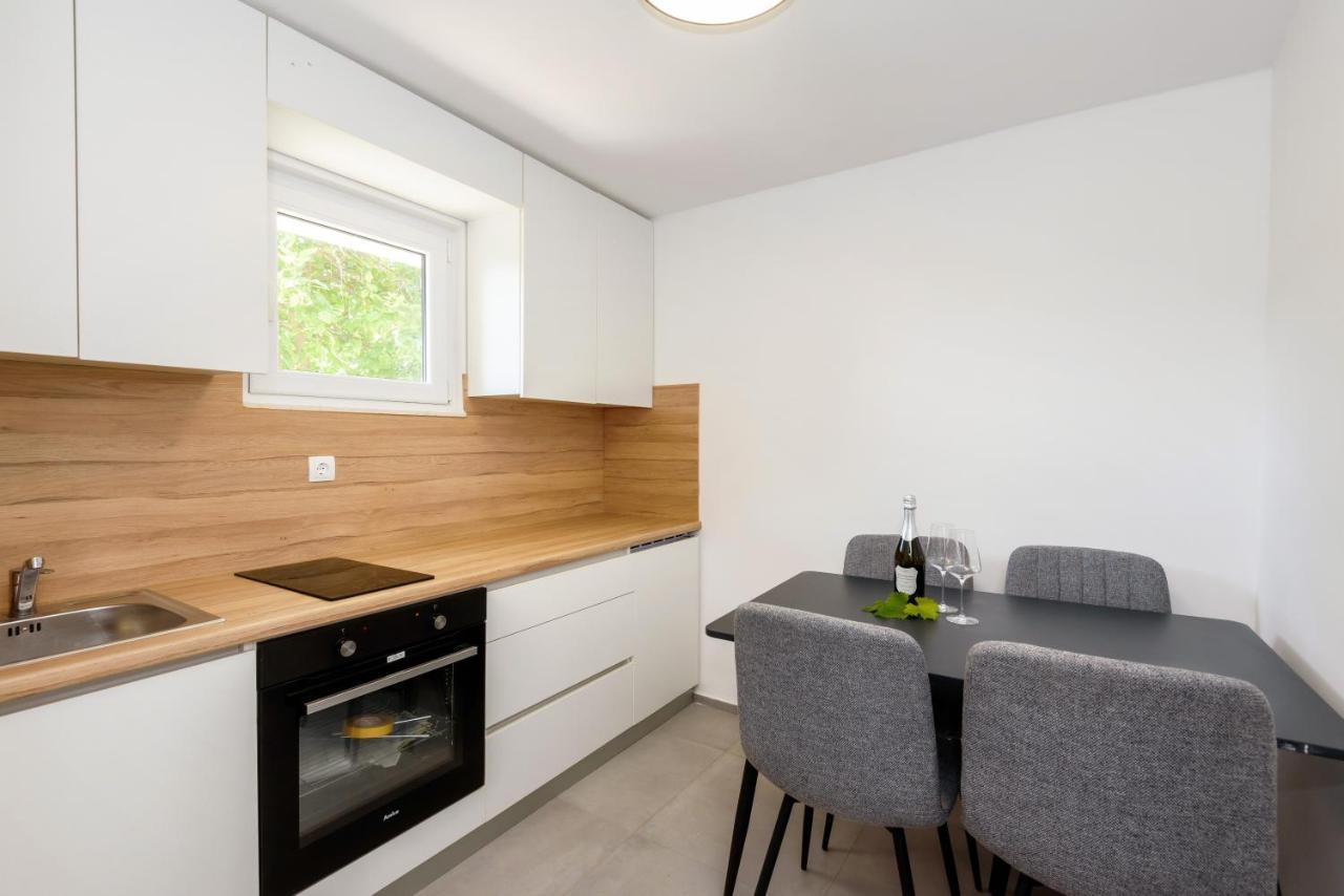 Family House Grey Apartamento Duboka Exterior foto