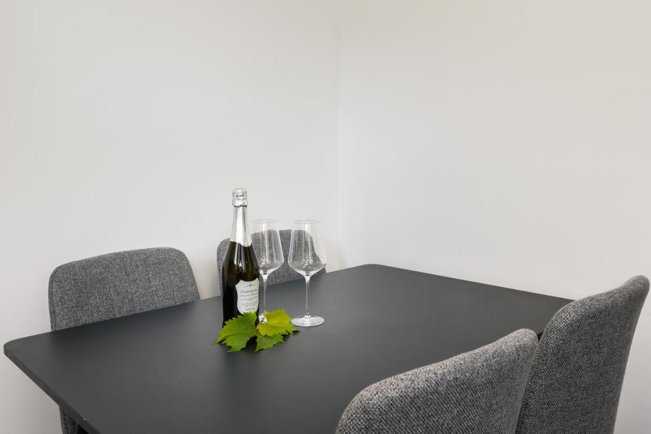 Family House Grey Apartamento Duboka Exterior foto