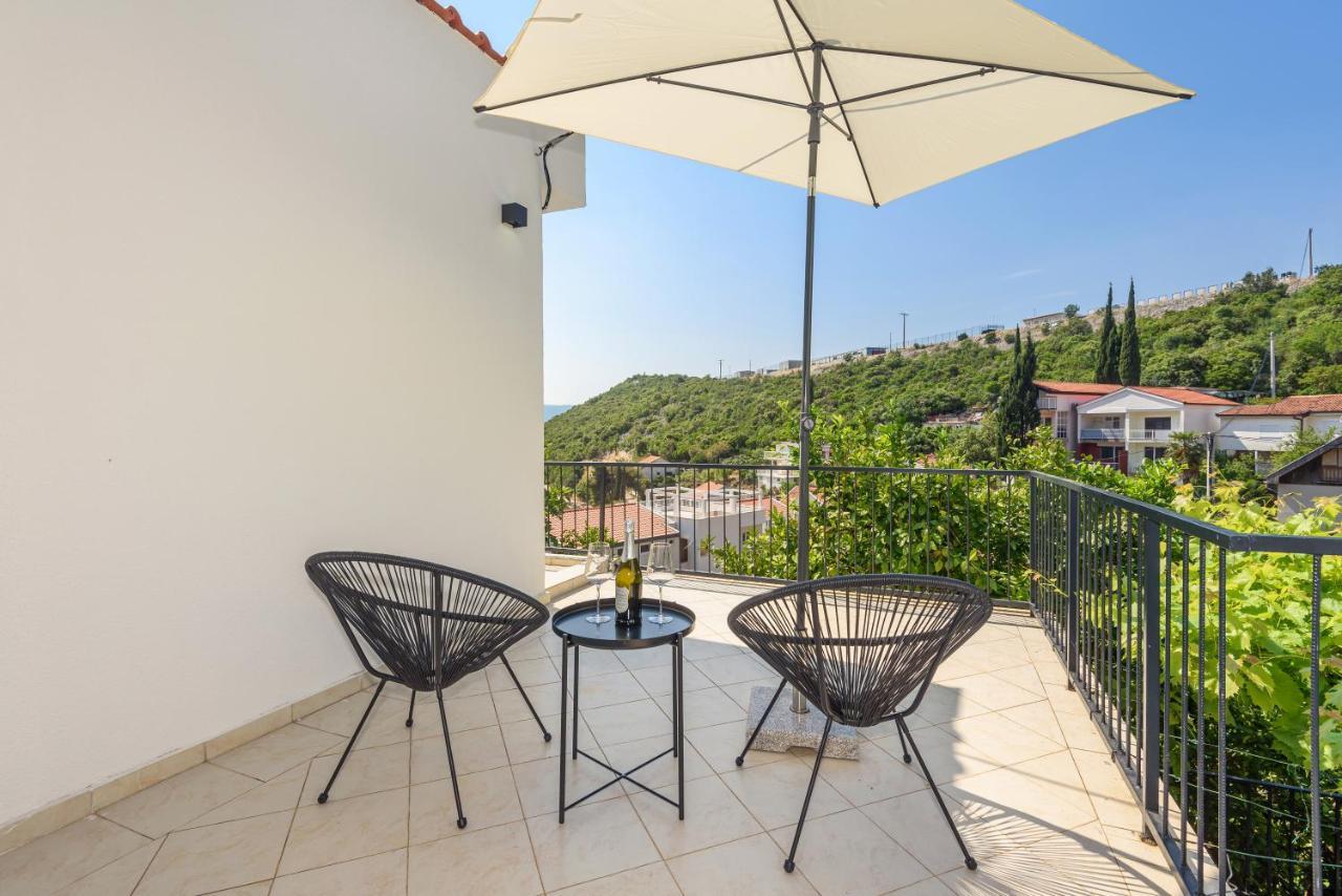 Family House Grey Apartamento Duboka Exterior foto