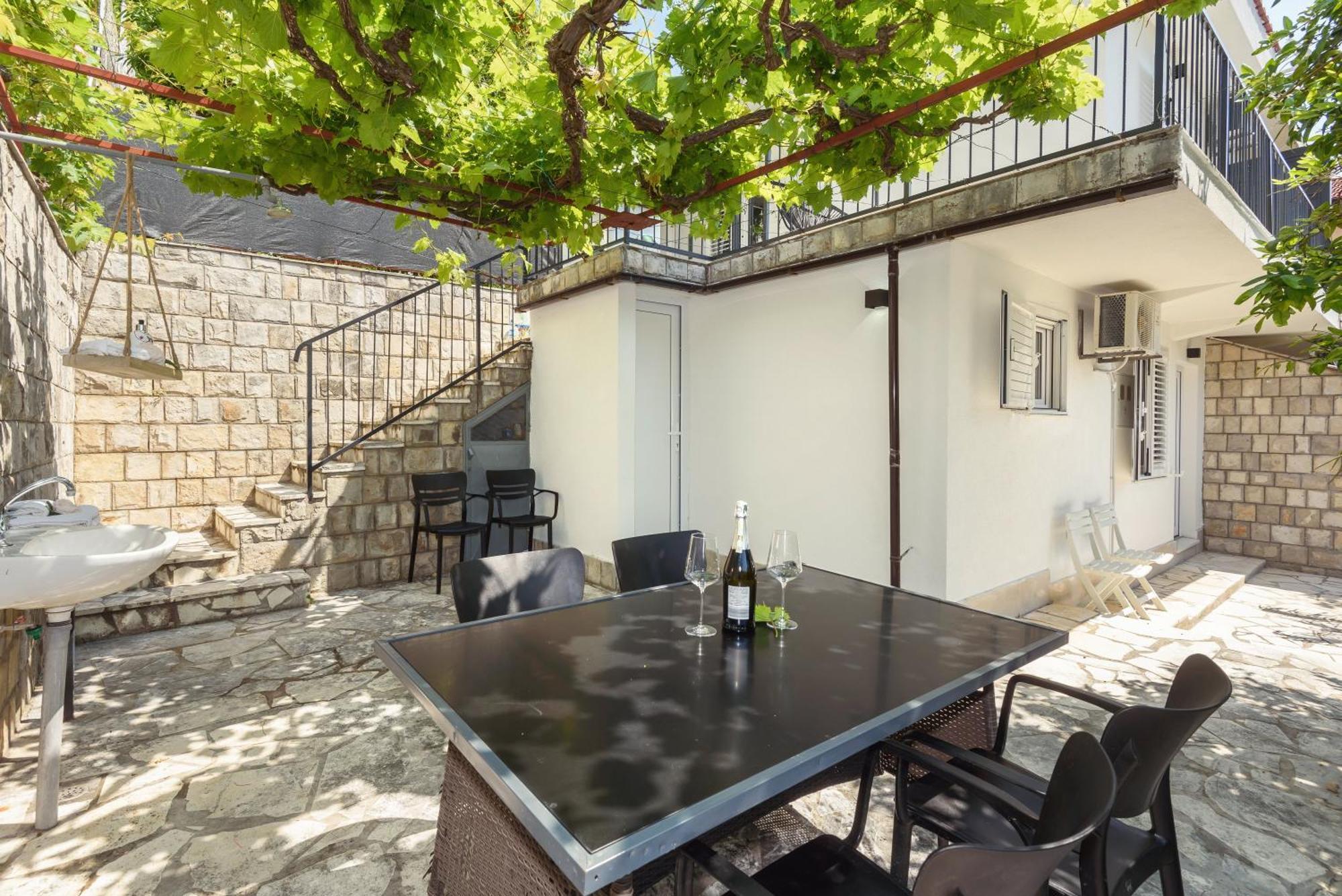 Family House Grey Apartamento Duboka Exterior foto