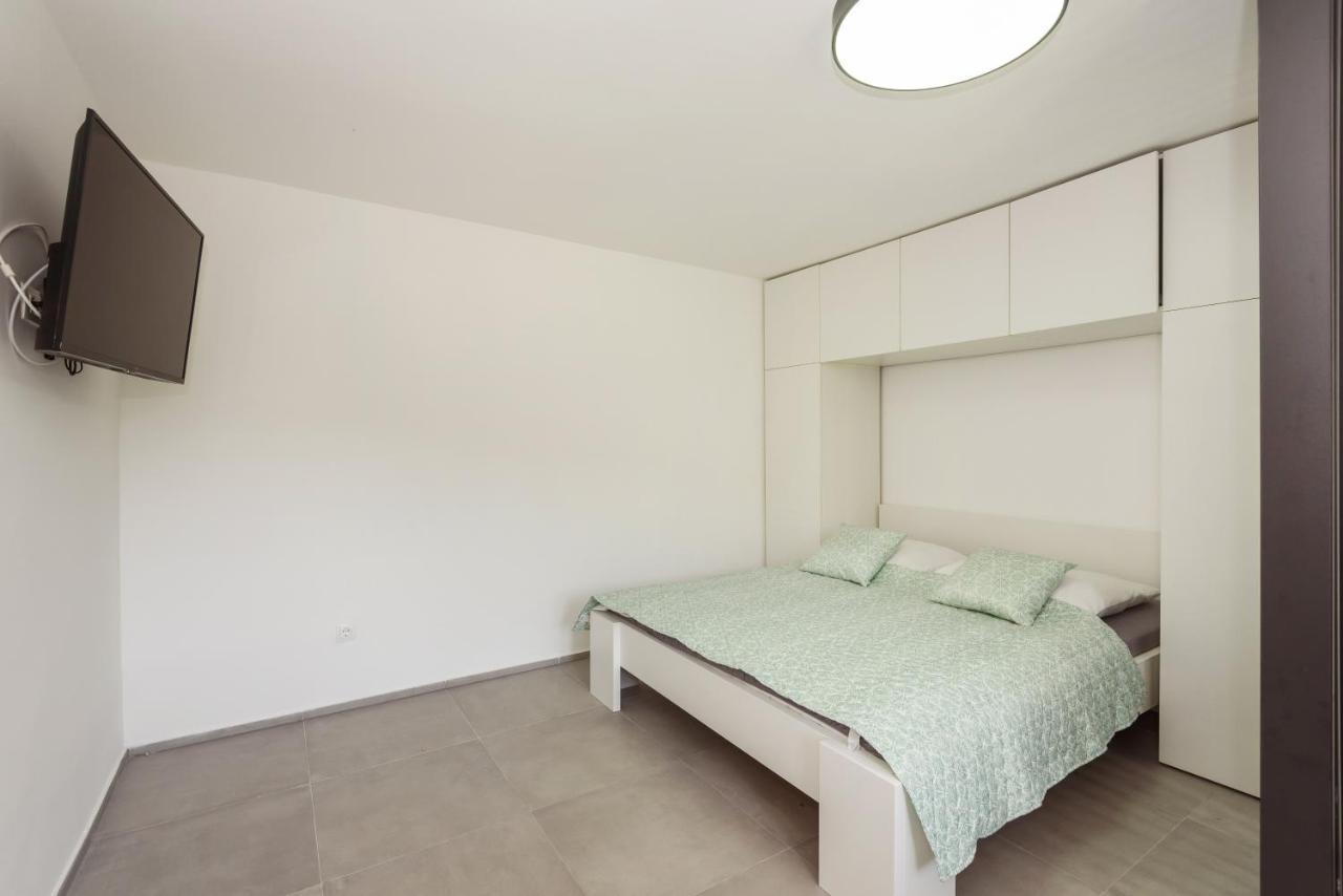 Family House Grey Apartamento Duboka Exterior foto