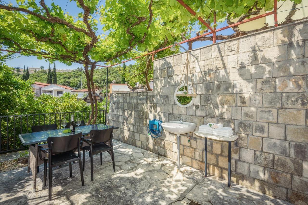 Family House Grey Apartamento Duboka Exterior foto